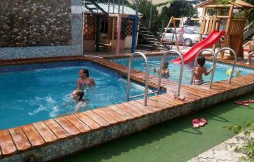 Дети в бассейне гостиницы Ирина в Николаевке
